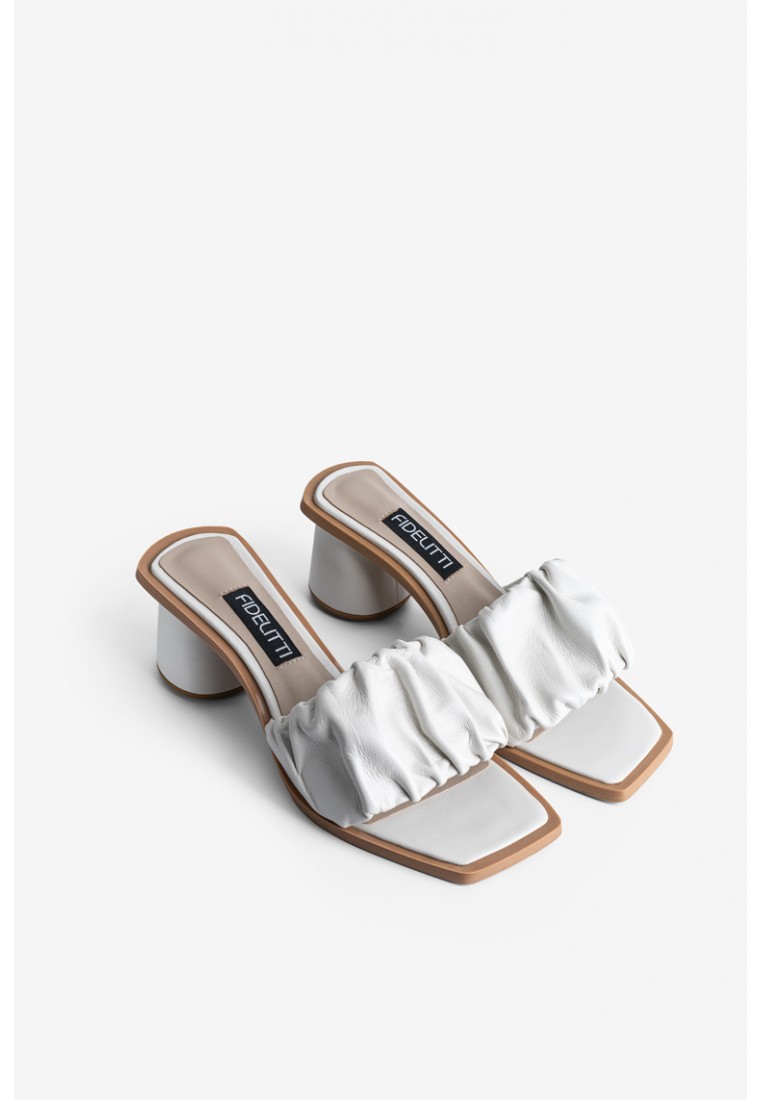 Босоніжки шкіряні жіночі