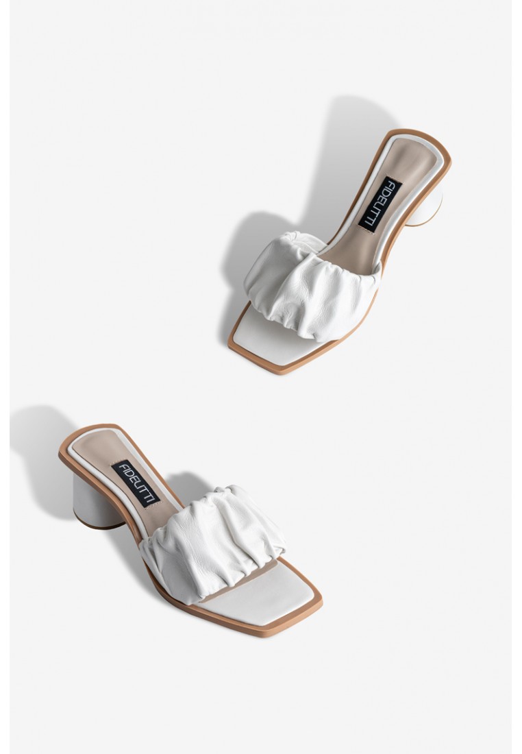 Босоніжки шкіряні жіночі