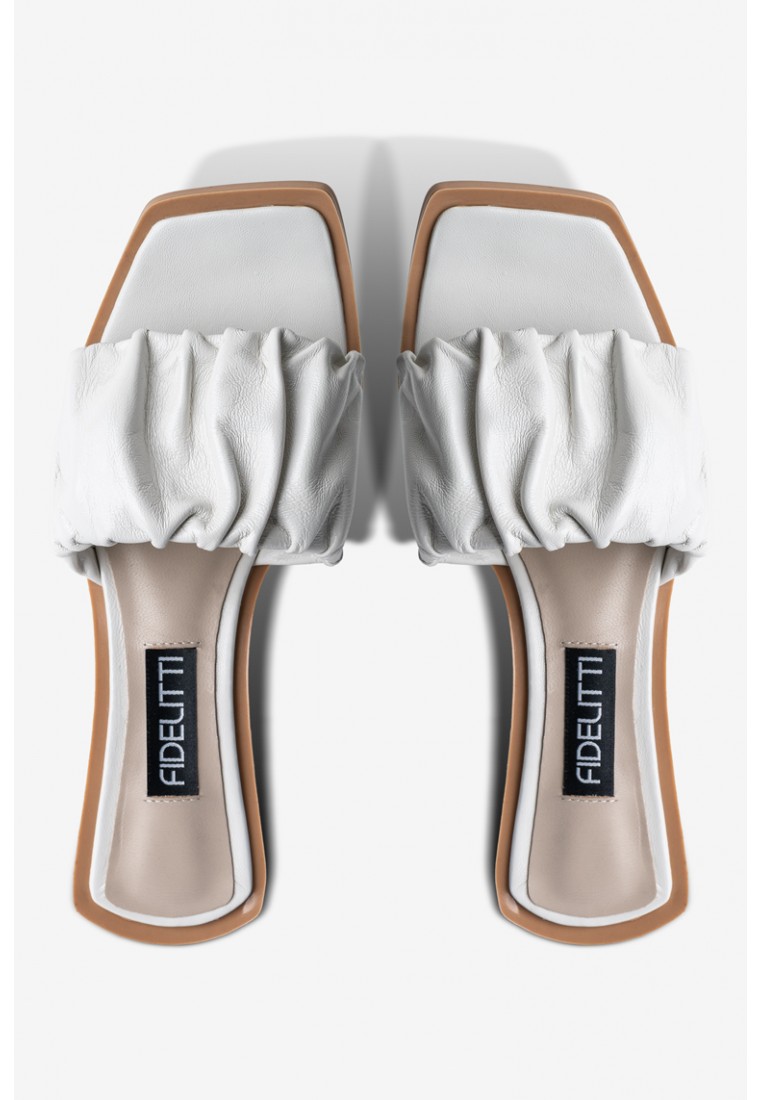 Босоніжки шкіряні жіночі